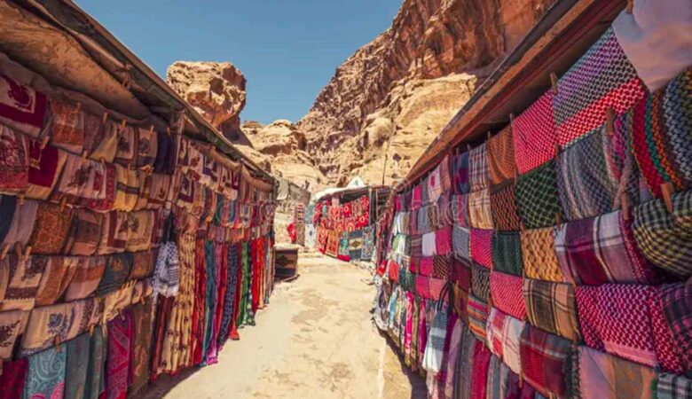 Servizi dento il sito di Petra: bagni, ristoranti, bar, negozi…