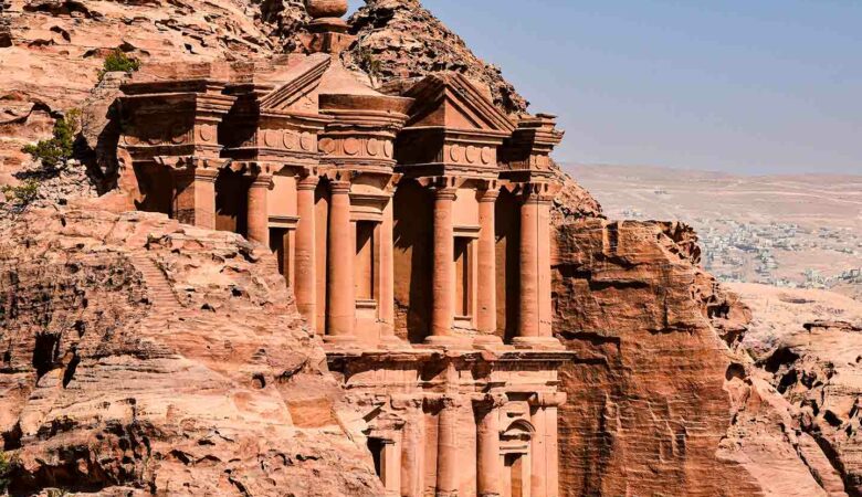 Il Monastero di Petra e i 900 gradini Il Monastero di Petra e i 900 gradini
